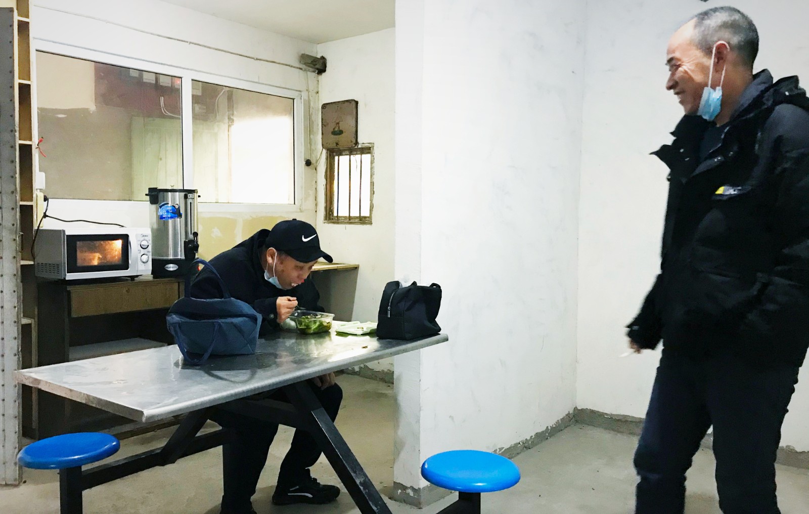 10月份，公司新租建駕駛員休息室之一，駕駛員在休息室內(nèi)愉悅休息與交談.jpg